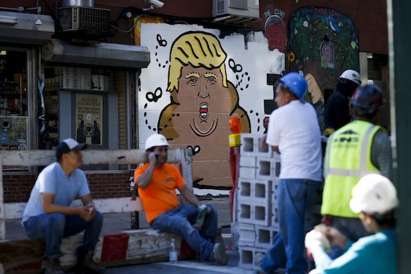 Donald Trump como cocô em uma parede de Nova York (Foto: Getty Images)