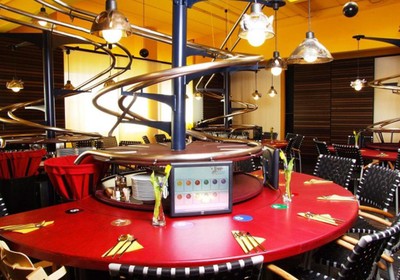 A mesa no Baggers e os trilhos de metal futuristas (Foto: Divulgação)