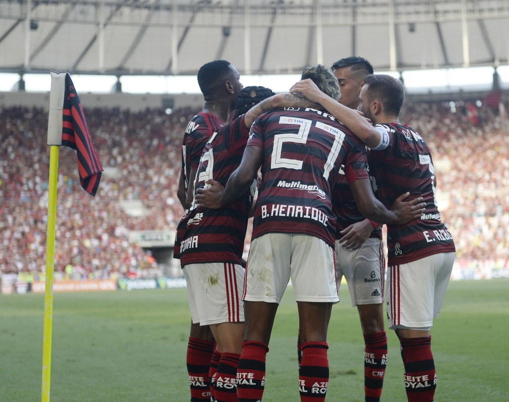 Jogadores do Flamengo comemoram um dos gols contra o Corinthians — Foto: André Durão