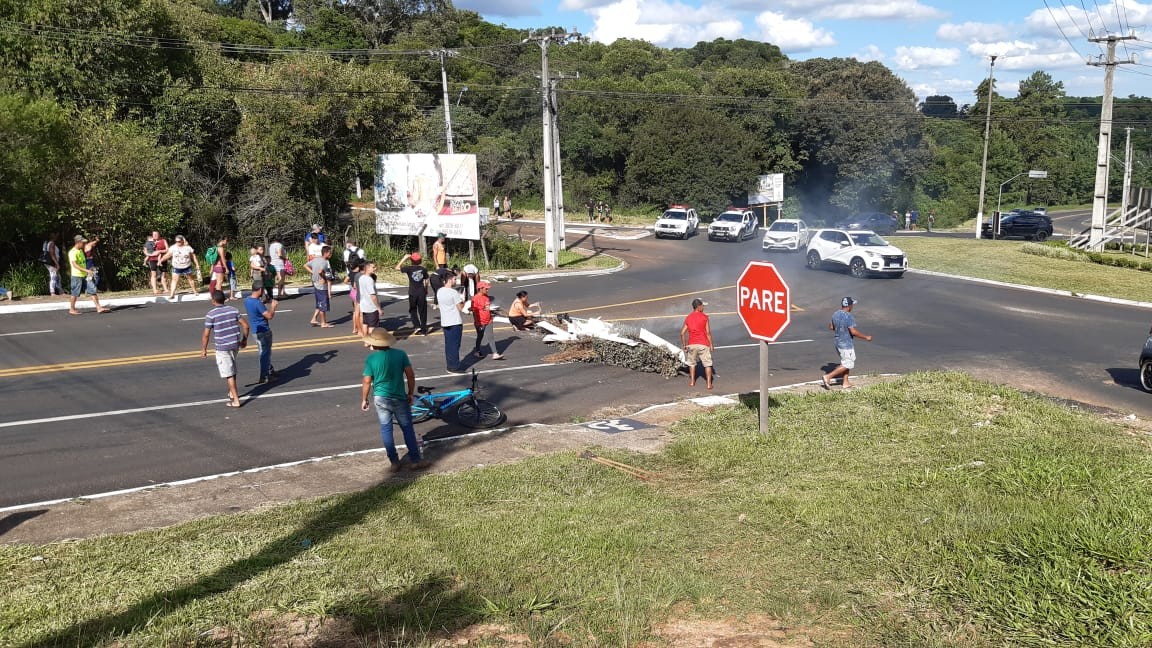 Integrantes de movimento por terras bloqueiam acesso de rodovia após nova ocupação em Ponta Grossa 