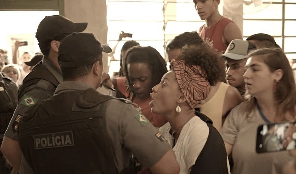 Alunos se revoltam contra o abuso de poder da polícia. Camila (Jéssica Ellen) tenta contornar a situação, mas é agredida — Foto: Globo