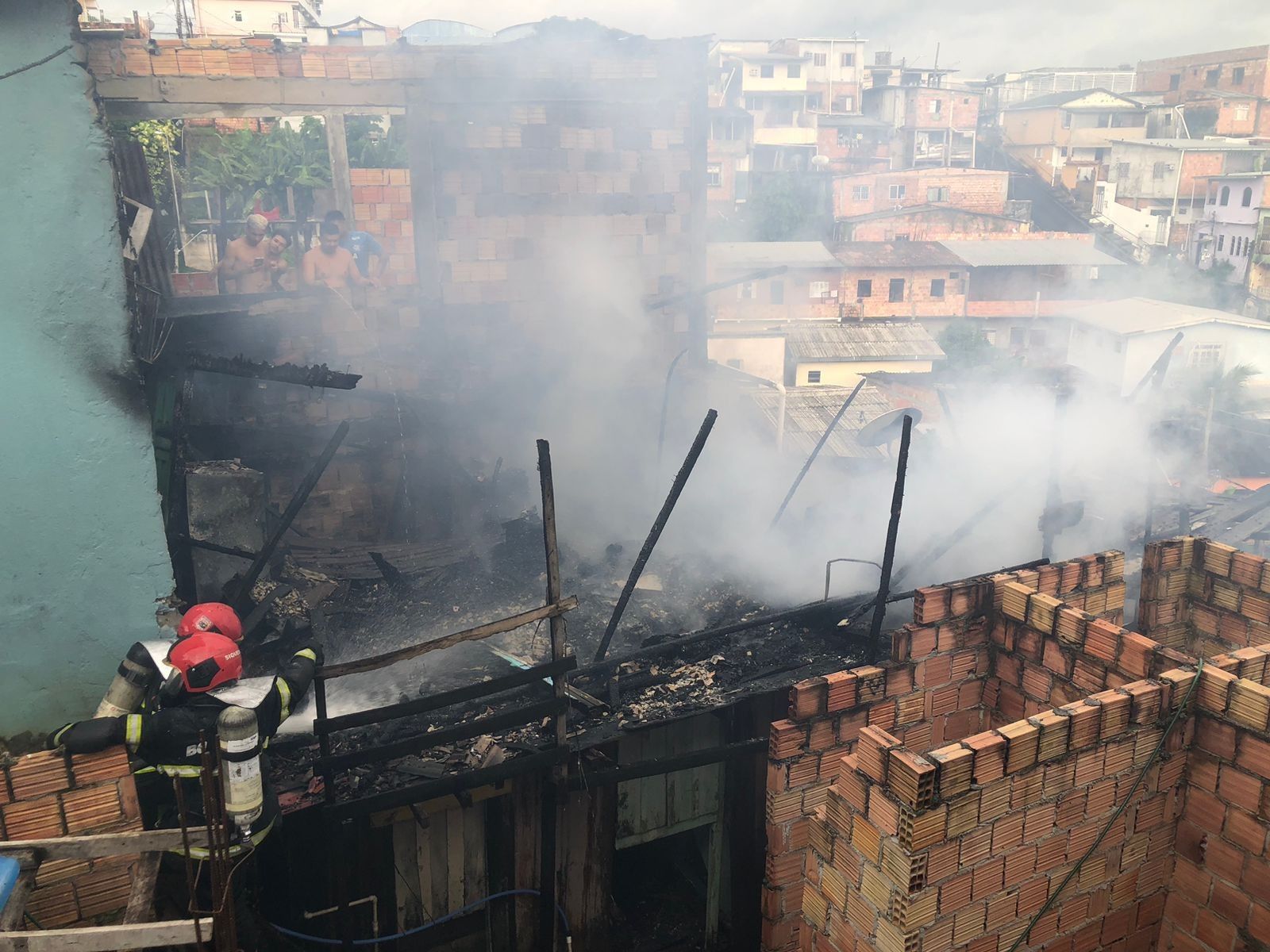 Incêndio atinge casa na Zona Oeste de Manaus