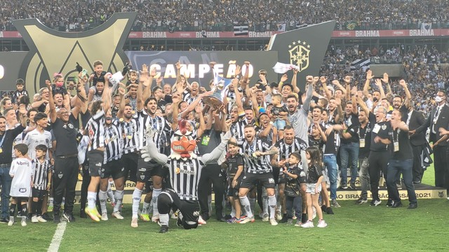 Atlético-MG levanta a taça de campeão brasileiro