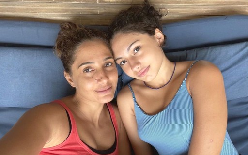 Camila Pitanga posa com a filha única e impressiona fãs com a semelhança: "Gêmeas?"
