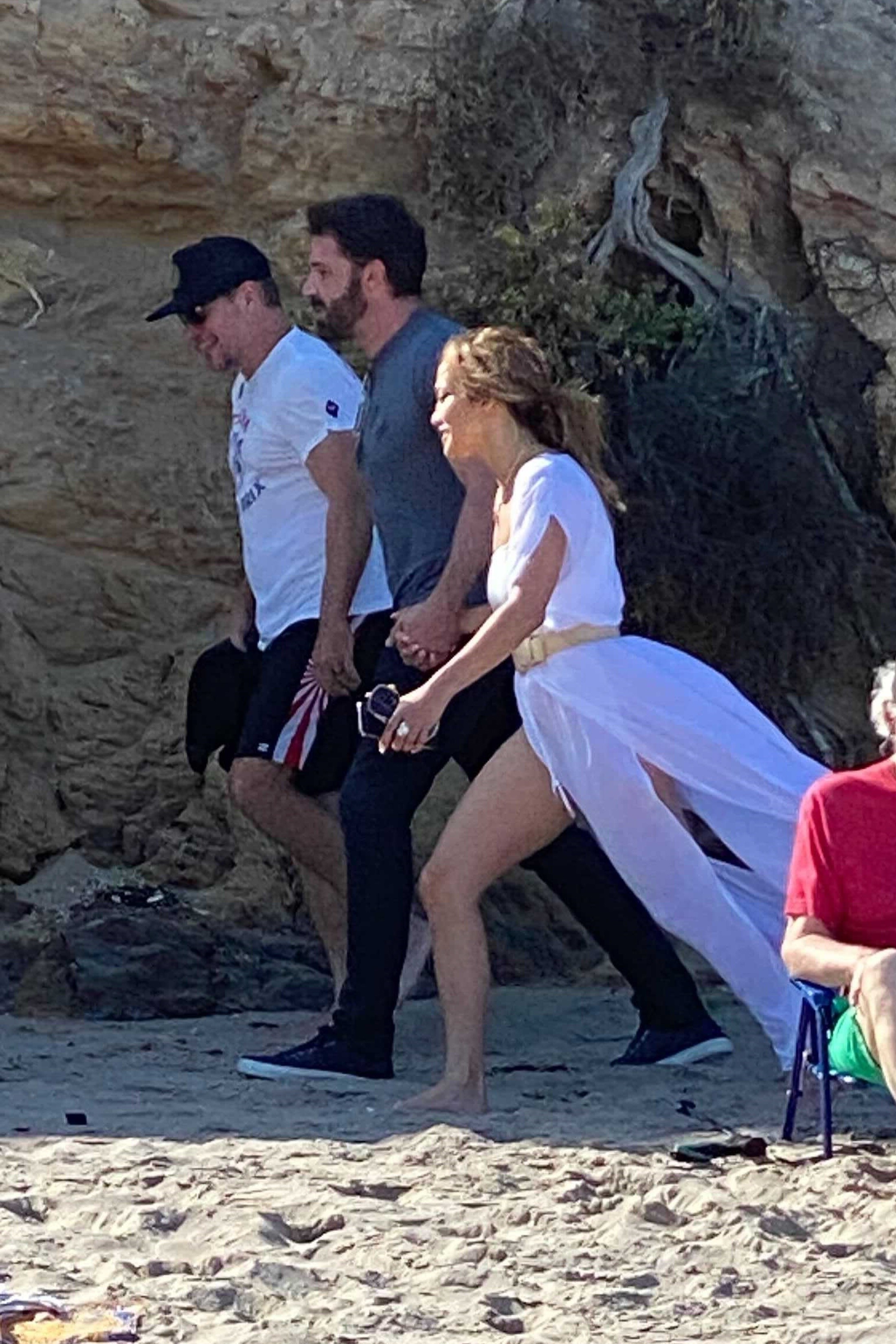 Matt Damon, Ben Affleck e Jennifer Lopez passaram o dia juntos em praia na Califórnia (Foto: The Grosby Group)