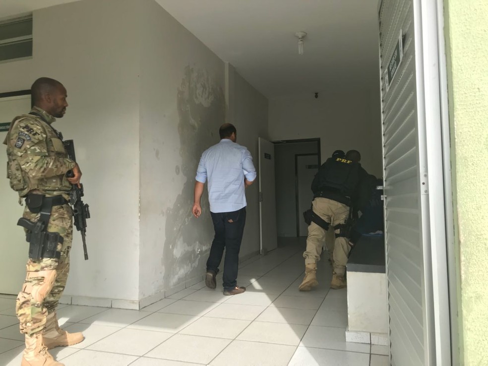 Material apreendido na Operação Estanque está sendo levado ao Instituto de Criminalística de Teresina. (Foto: Lorena Linhares/G1)