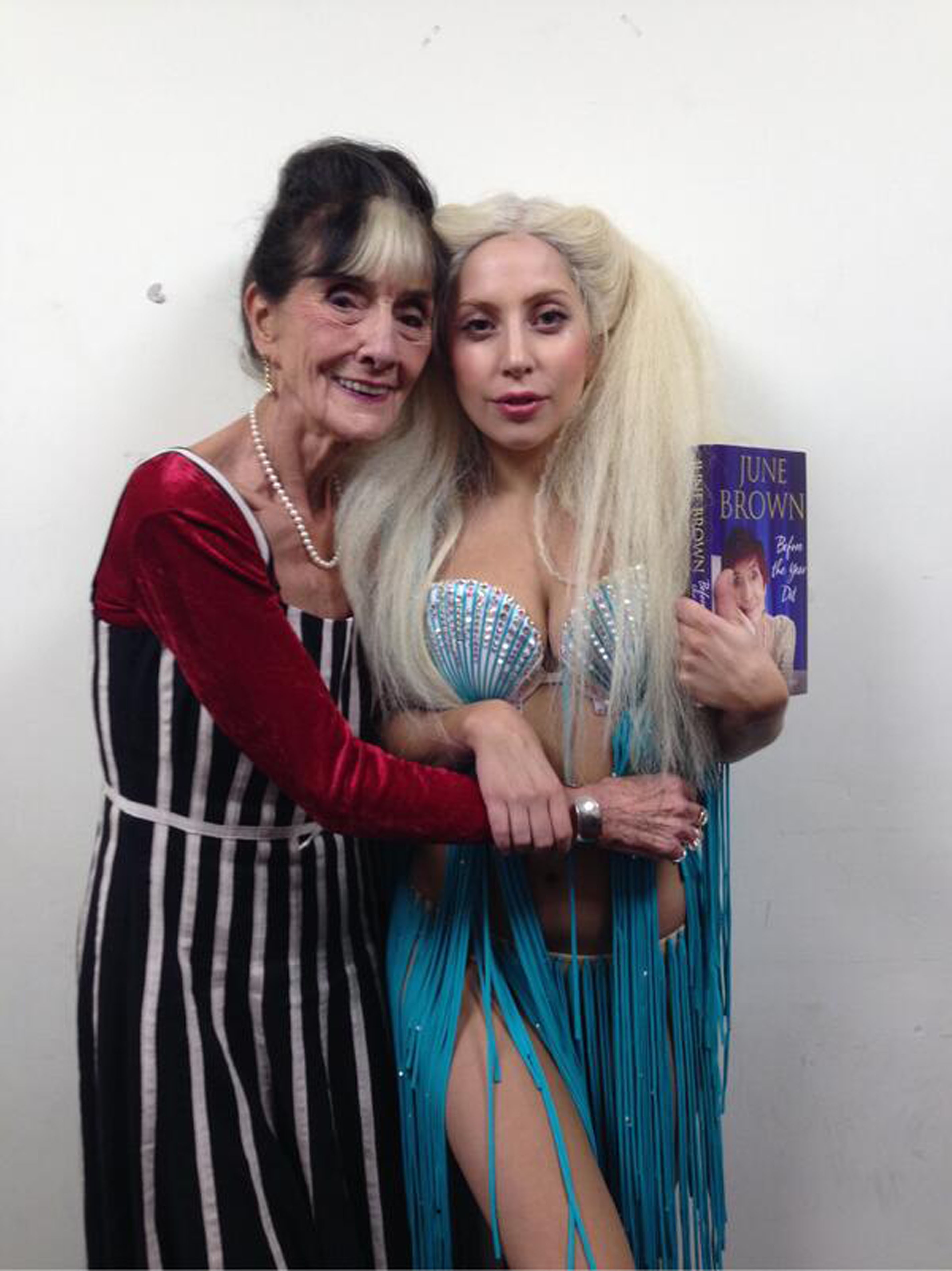 A atriz June Brown e a cantora Lady Gaga (Foto: divulgação)