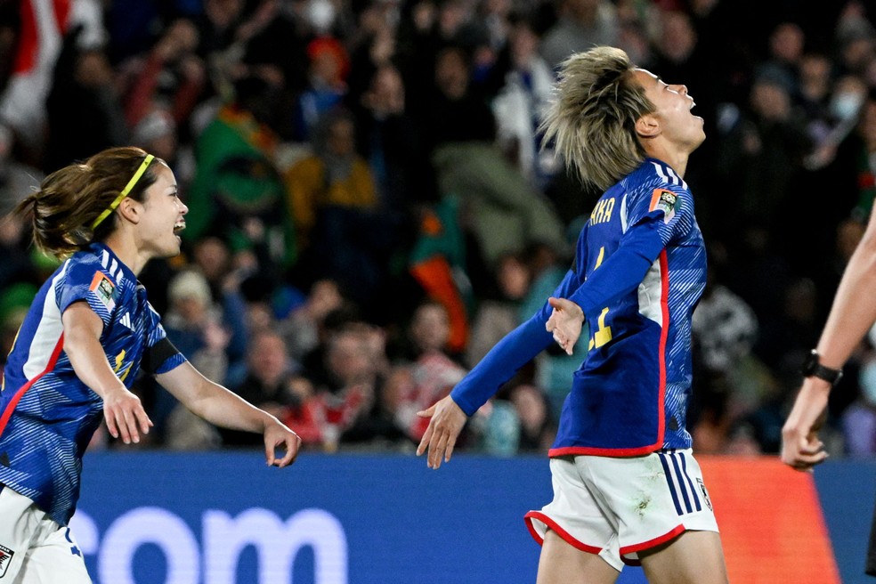 Estrela do Japão, Mina Tanaka (dir.) brilhou na goleada por 5 a 0 sobre a Zâmbia — Foto: Saeed Khan/AFP