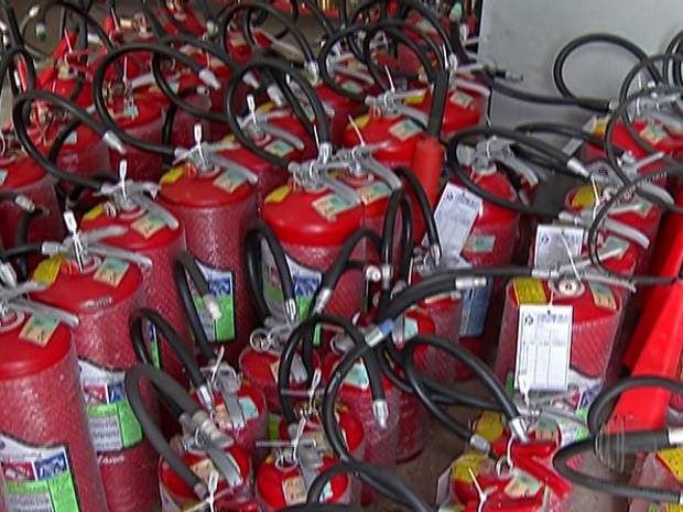 Lei obriga os veículos a utilizarem novo modelo de extintor de incêndio (Foto: Reprodução/TV Diário)