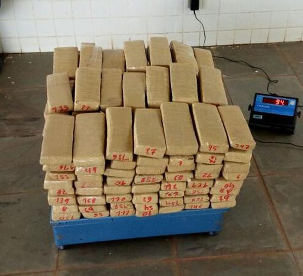 Homem receberia R$ 4 mil para fazer o transporte da droga de Foz do Iguaçu para São Paulo (Foto: Divulgação/Polícia Militar Rodoviária)