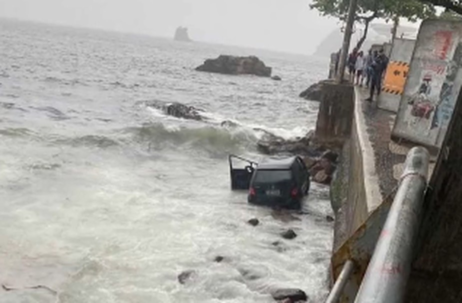 Carro caiu no mar da praia das Flechas, em Niterói, em 29 de setembro de 2022