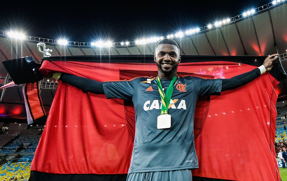 Titular do Fla na conquista de 2013, Felipe apoia Muralha: Vai dar a volta por cima