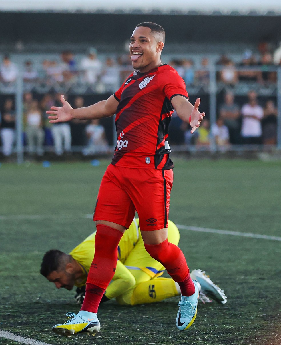 Vitor Roque, do Athletico, em comemora&ccedil;&atilde;o contra o S&atilde;o Joseense &mdash; Foto: Jos&eacute; Tramontin/Athletico