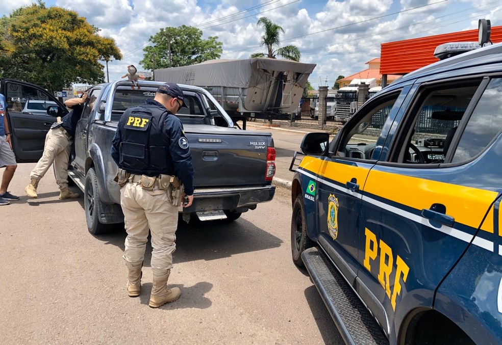 Durante fiscalização, agente encontraram um dispositivo que oculta a placa. — Foto: Polícia Rodoviária Federal/Divulgação