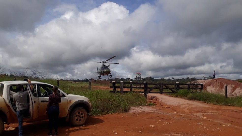 Uma equipe do Ibama faz sobrevoo pelo local para estimar o tamanho do dano ambiental. — Foto: Luiz Martins/ Rede Amazônica 