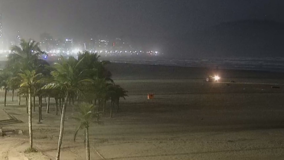 Câmeras de monitoramento flagraram momento que trator atropela homem em Praia Grande, SP — Foto: Reprodução