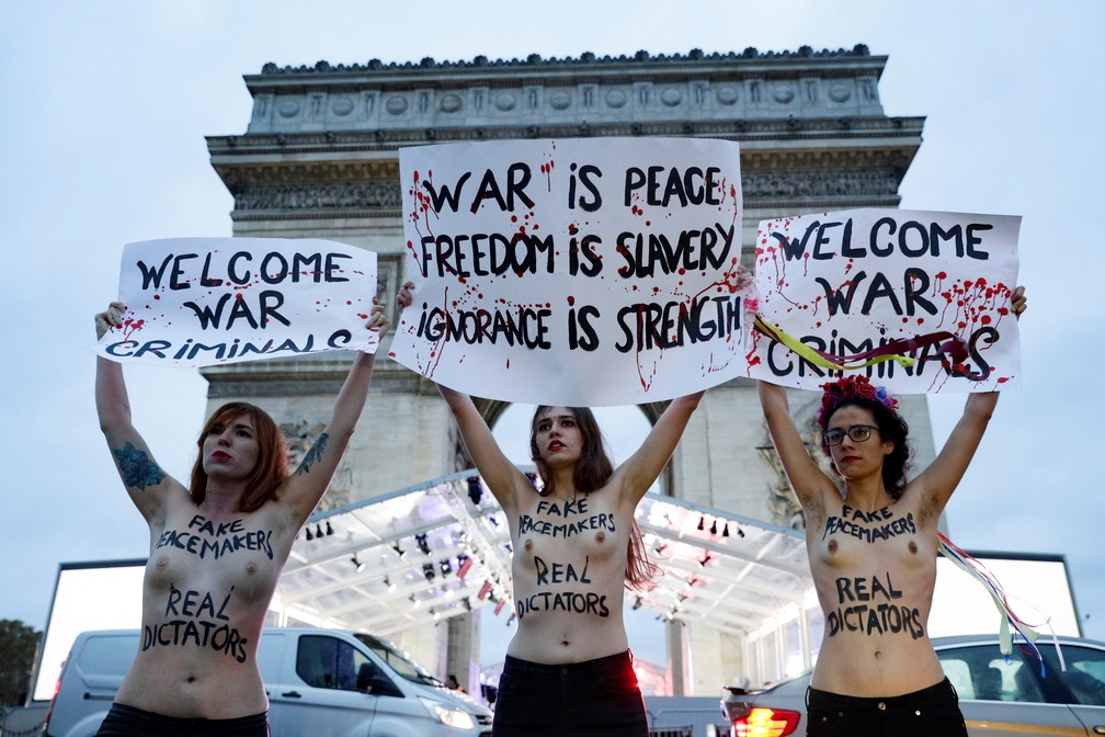 Ativistas do Femen protestam neste sábado em Paris contra presença de 'criminosos de guerra' em evento que vai celebrar o fim da Primeira Guerra Mundial — Foto: Geoffroy van der Hasselt/ AFP