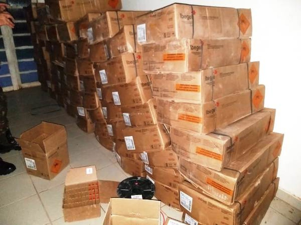 Cerca de 2,5 toneladas de explosivos guardados irregularmente foram encontrados.  â Foto: PolÃ­cia Civil/DivulgaÃ§Ã£o
