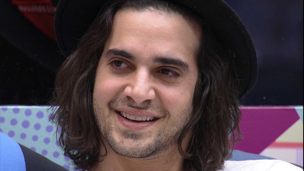 Na sala do BBB21, brothers se emocionam com o Presente do Anjo João Luiz — Foto: Globo