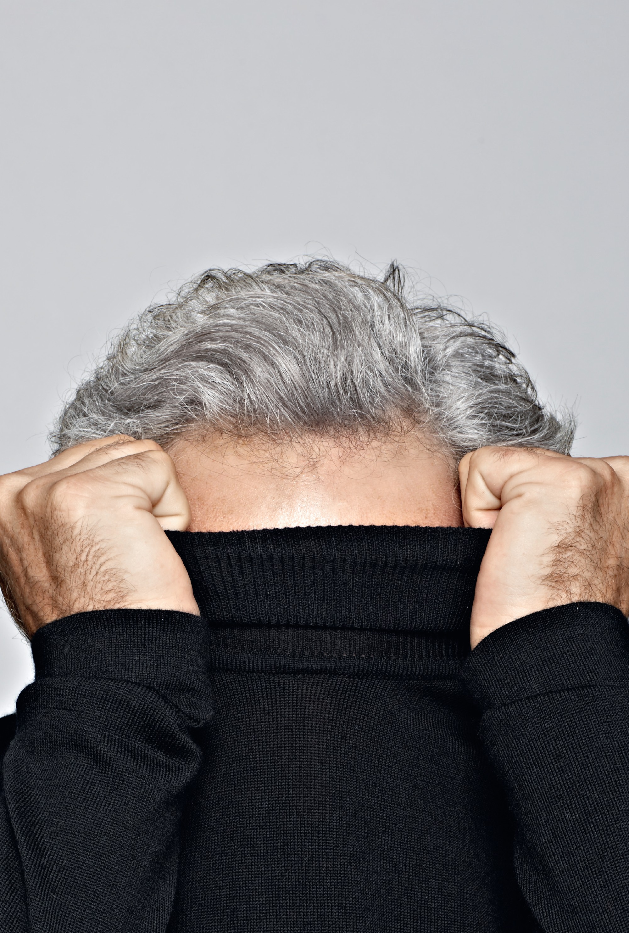 50 tons de cinza: “Pessoas que enfrentam períodos contínuos de estresse e ansiedade podem ter cabelos grisalhos antes do previsto” (Foto: Getty Images)