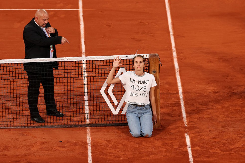Protesto semifinal Roland Garros tênis — Foto: Ryan Pierse/Getty Images