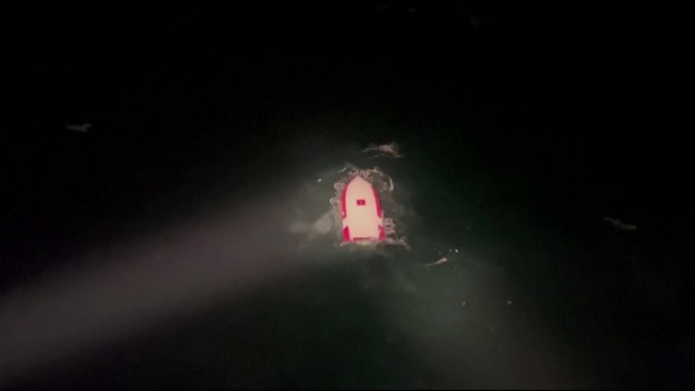 Veleiro vira no Oceano Atlântico e francês de 62 anos fica preso por 16 horas dentro da embarcação — Foto: Salvamento Maritimo/Reprodução via Reuters