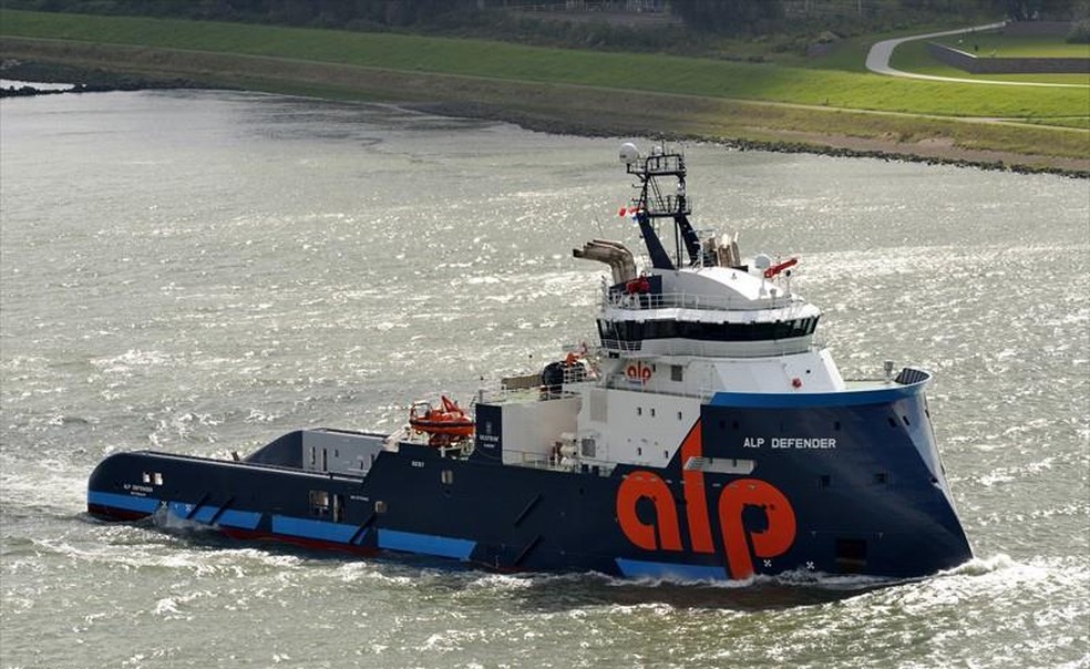 Barco 'Defender' tem bandeira dos Países Baixos e veio da África Central. — Foto: RIA MAAT/Marine Traffic