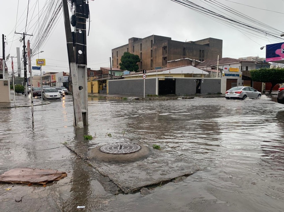 Chuvas alagam ruas no bairro da Jatiúca, em Maceió — Foto: Ragi Torres/TV Gazeta