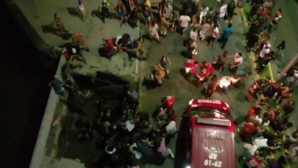 Calçada desaba e deixa feridos em evento de Natal em Joinville — Foto: Reprodução