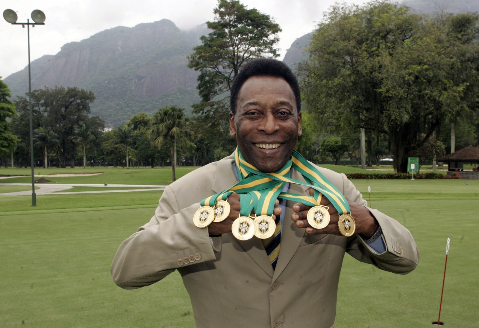 Pelé comemora o reconhecimento de 6 títulos nacionais que ganhou como jogador do Santos Futebol Clube, durante cerimônia no Itanhangá Golfe Clube, na zona oeste do Rio de JaneiroAgência Estado