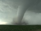 Caçador de tempestades registra tornado prestes a destruir casa nos EUA