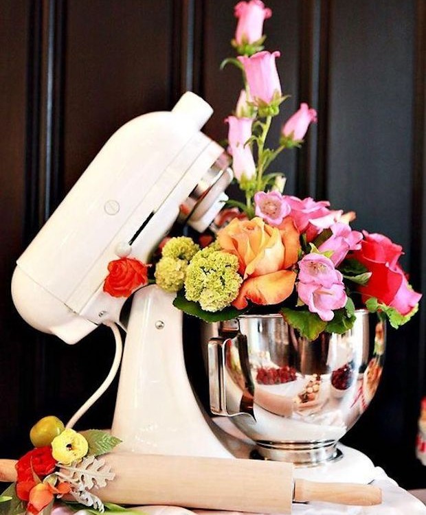 Usar um eletrodoméstico como vaso para flores traz um toque divertido ao chá de panela (Foto: Pinterest / Reprodução)