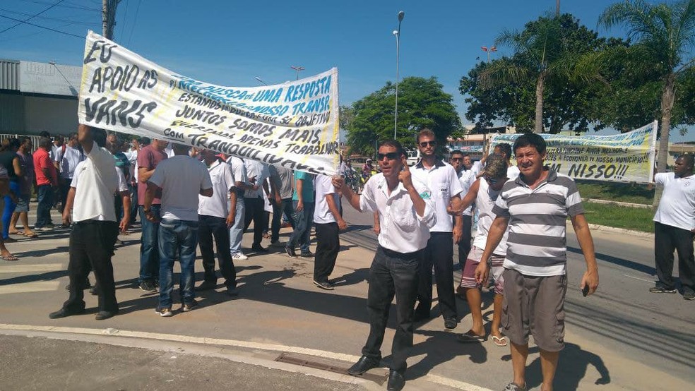 Motoristas de vans de Rio das Ostras fazem paralisação na manhã desta terça-feira (16) (Foto: Renan Gouvêa/Inter TV)