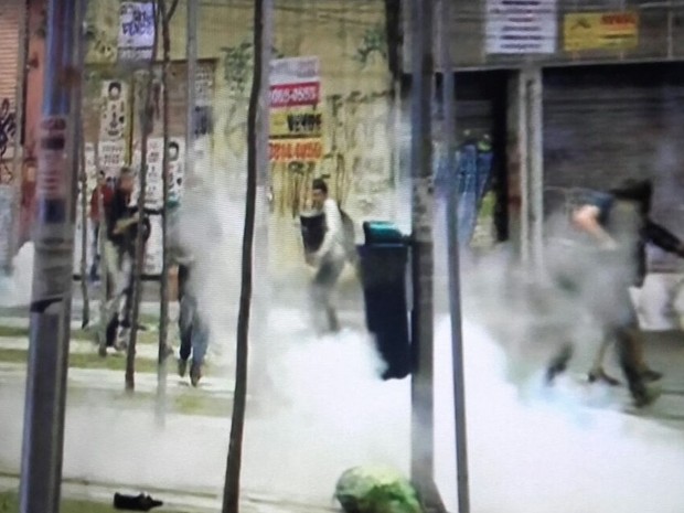 Policiais jogam muitas bombas de gás lacrimogêneo em direção aos manifestantes no Largo da Batata (Foto: Reprodução/GloboNews)