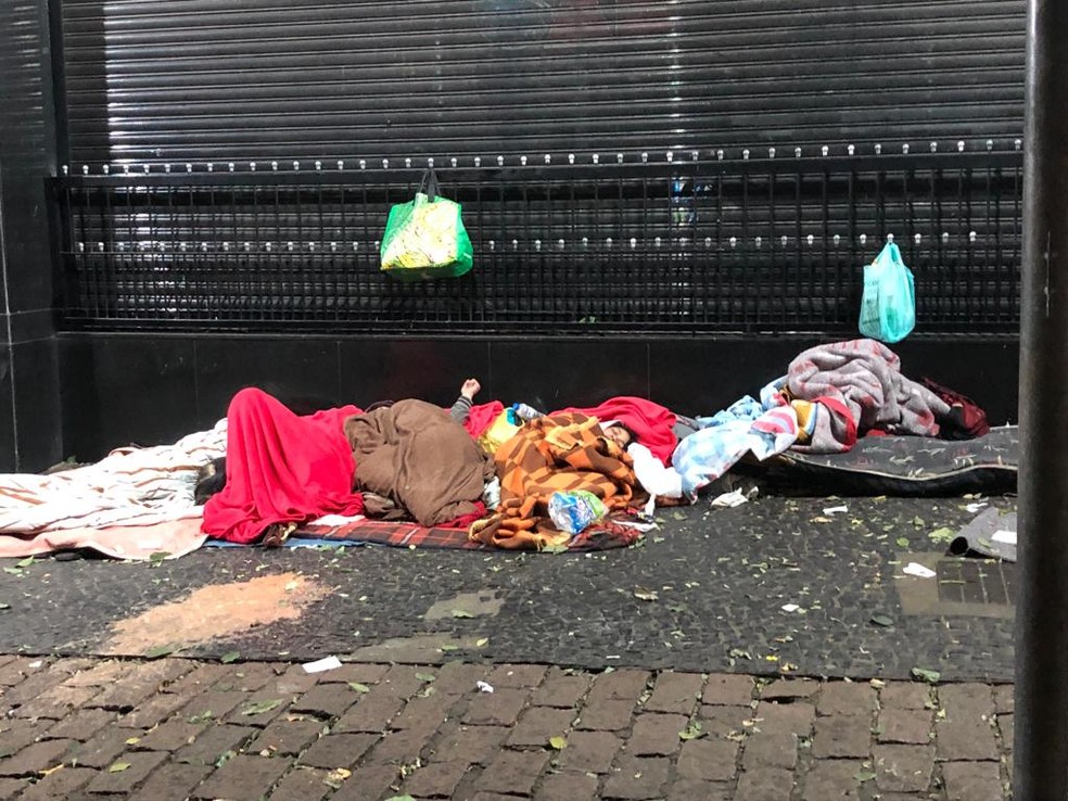 Pessoas dormindo na rua no Centro de SP nesta quinta-feira (19). — Foto: Deslange Paiva/ g1