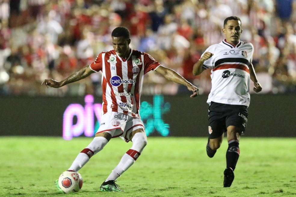 Wagninho, volante do Náutico, em jogo contra o Santa Cruz — Foto: Marlon Costa/Pernambuco Press