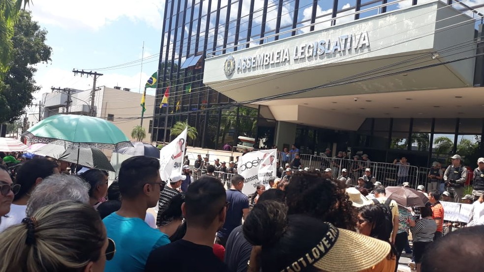 Manifestantes foram impedidos de entrar na Aleac e acompanhar votação em Rio Branco — Foto: Iryá Rodrigues/G1