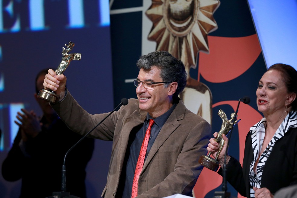 Paulo Betti e Eliane Giardini foram homenageados com Troféu Cidade de Gramado (Foto: Edison Vara / Pressphoto)