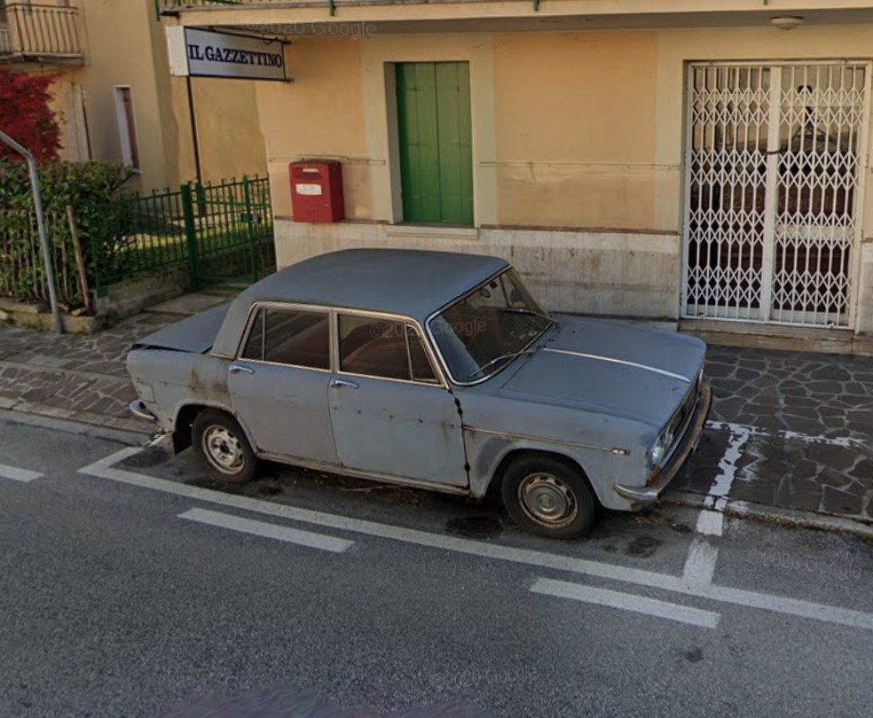 Imagem do Lancia Fulvia que ficou parado no mesmo lugar por quase 50 anos — Foto: Reprodução/Google maps