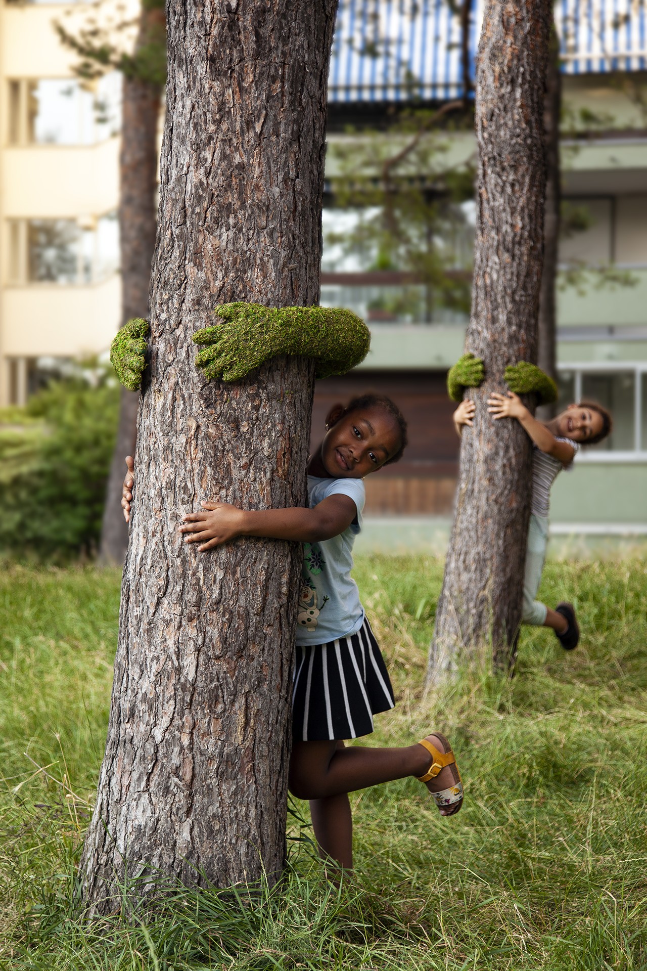 Instalação em prol do meio ambiente mostra árvores abraçadas por musgos (Foto: Divulgação)