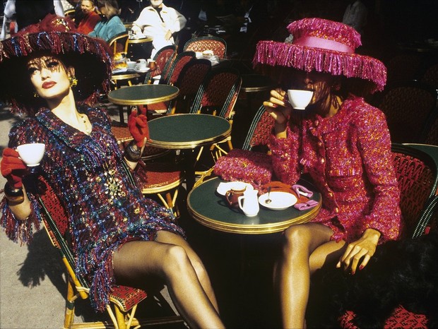  Karen Mulder e Deon Bray no icônico Café de Flore    (Foto: Ellen von Unwerth, Vogue US, Outubro de 1991)