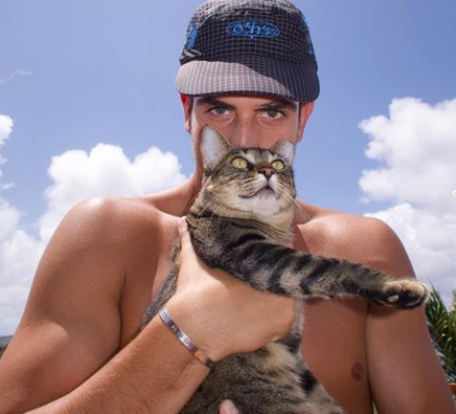 Enzo Celulari posa com gatinho em Fernando de Noronha