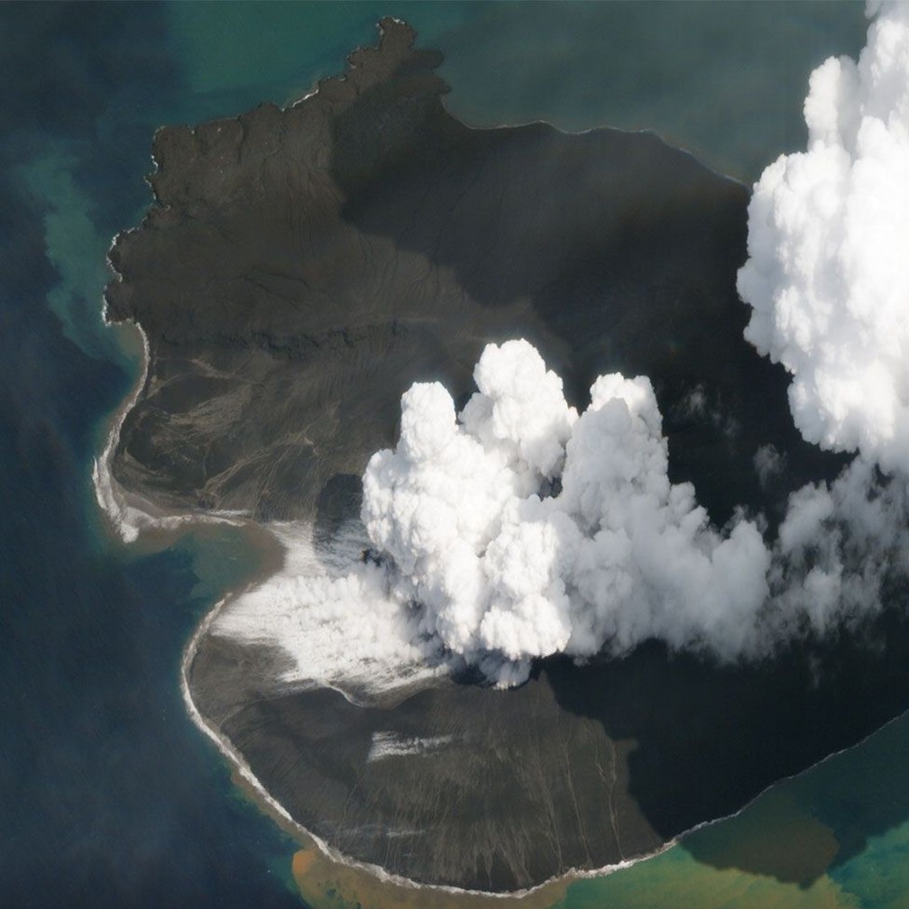 Imagem do vulcão Anak Krakatau quase duas semanas após o colapso que gerou o tsunami (02/01/2019) — Foto: Planet Labs, Inc. via BBC