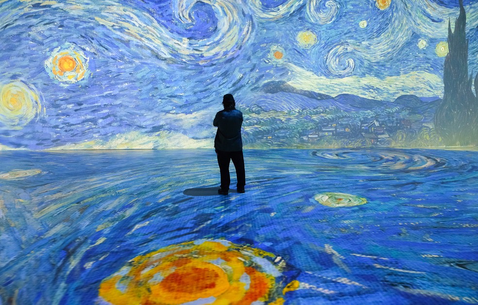 Visitante na obra "A noite estrelada" em exposição interativa sobre pintor Van Gogh — Foto: Foto: divulgação