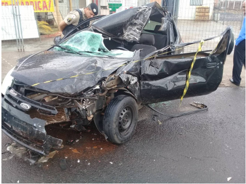 Homem morre após bater na traseira de caminhão em avenida 