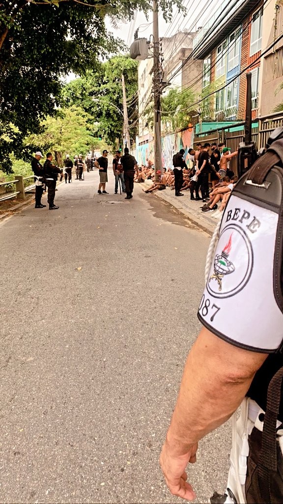 Mais de 170 torcedores do Fluminense e Botafogo são detidos pela PM no entorno do Maracanã