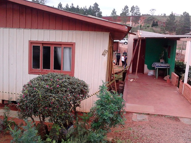 Estrutura da casa de madeira cedeu e matou pedreiro no RS (Foto: Fábio Lehmen/RBS TV)