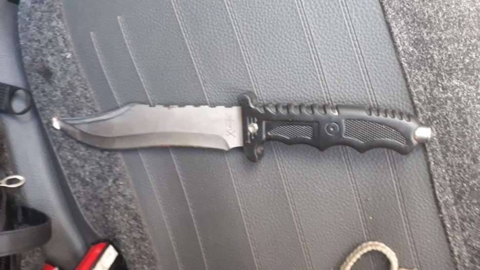 Policiais encontraram a faca com um dos suspeitos, que confessou o crime, em Macatuba — Foto: Polícia Militar/Divulgação