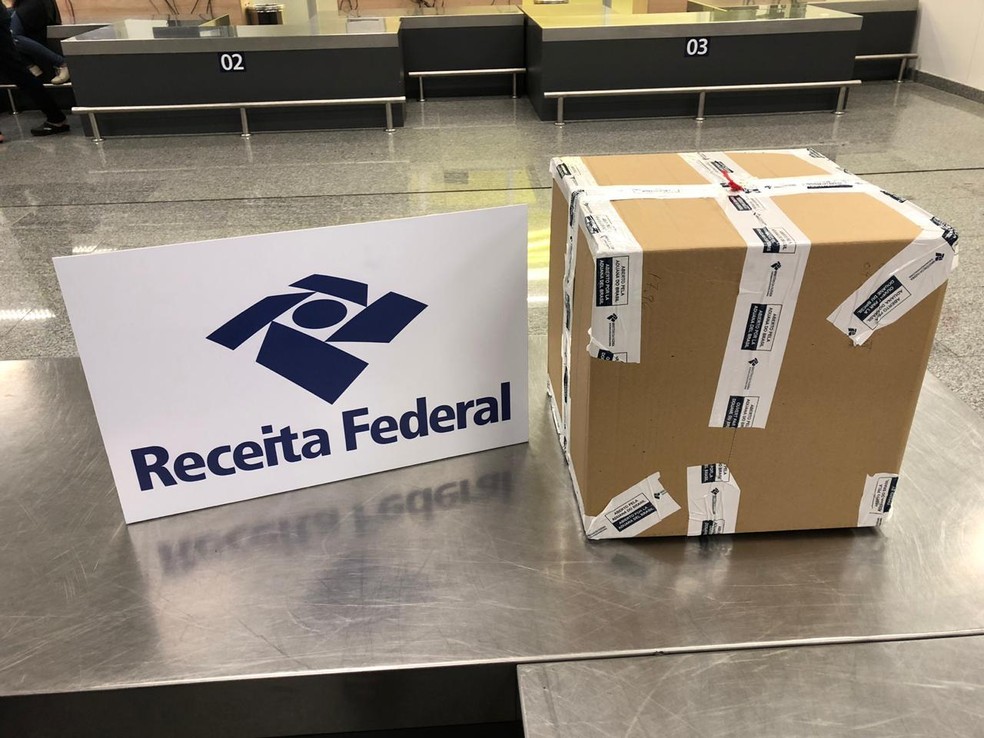 Auditores da Receita encontram 850 mil euros em uma caixa despachada para o aeroporto do Galeão, no RJ — Foto: Divulgação/Receita Federal