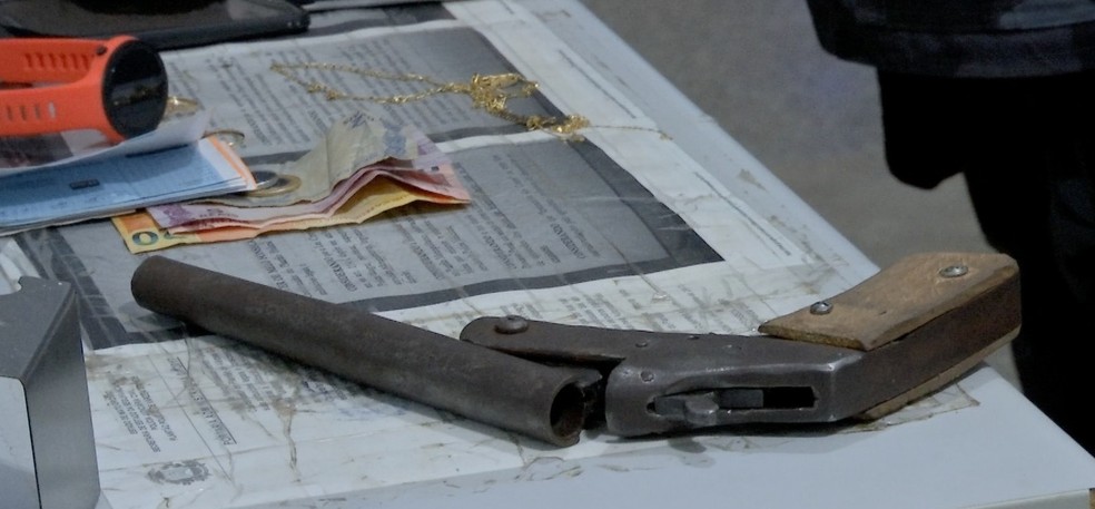 Arma usada pelos suspeitos foi apreendida — Foto: TVCA/Reprodução